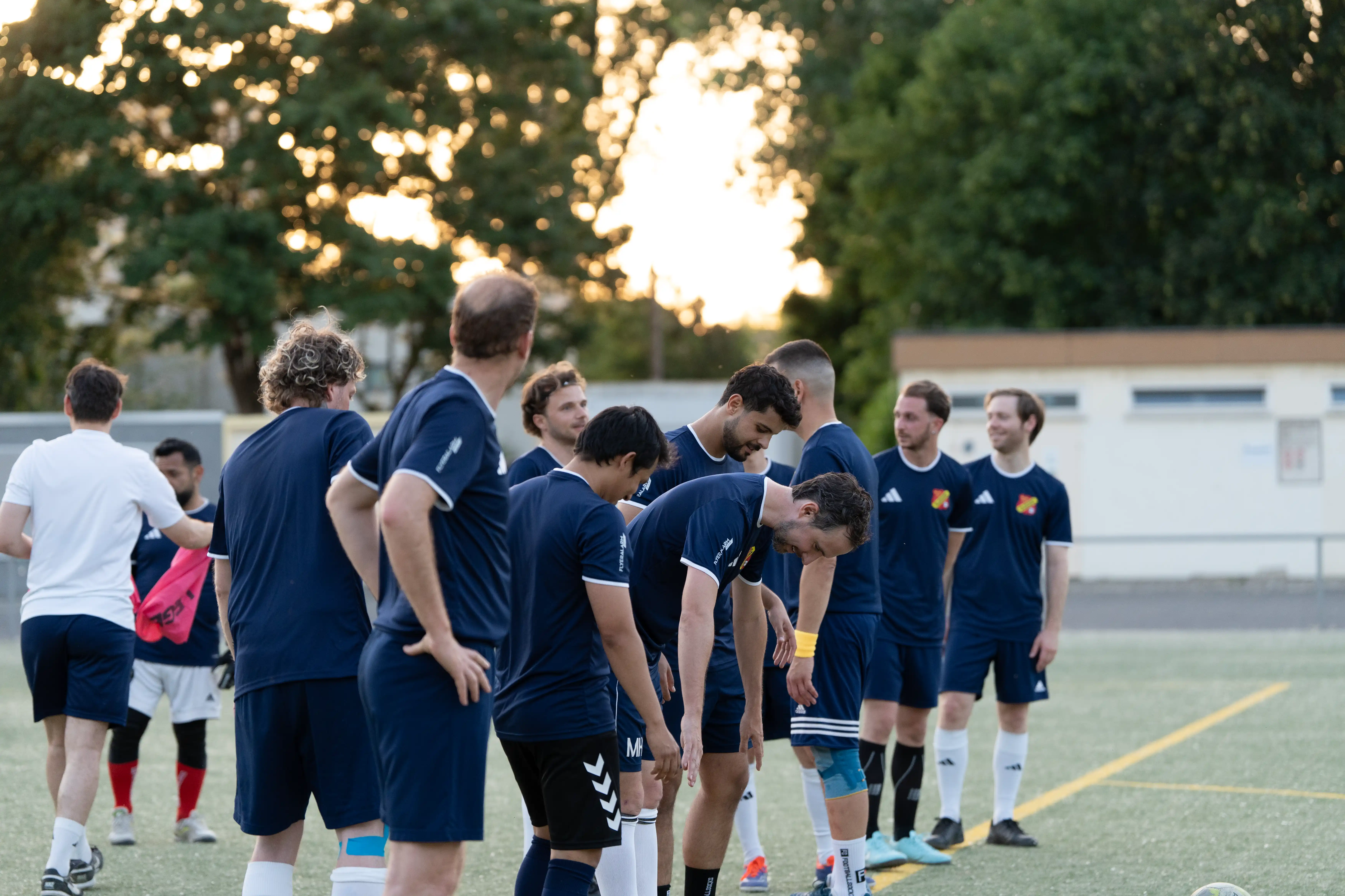 Mannschaft des CD Español Wiesbaden auf dem Fußballplatz